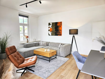 Wohnraum mit Ausgang zum Balkon